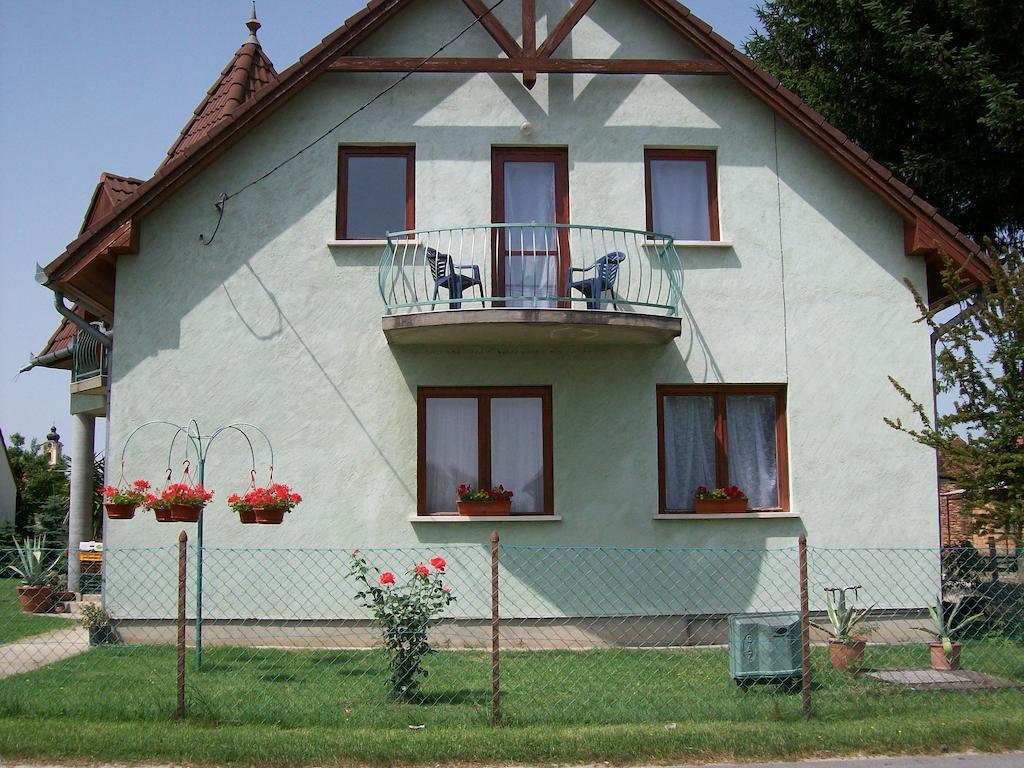 BalatonkeresztúrBorostyan Vendeghazアパートメント 部屋 写真
